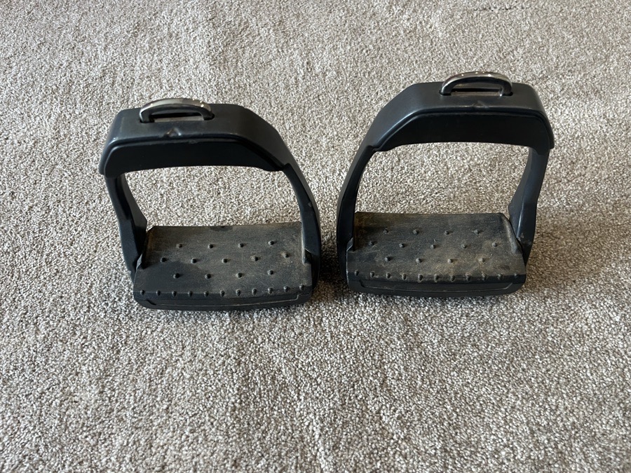 Winderen Wide Bed Stirrup Irons - 5.25”