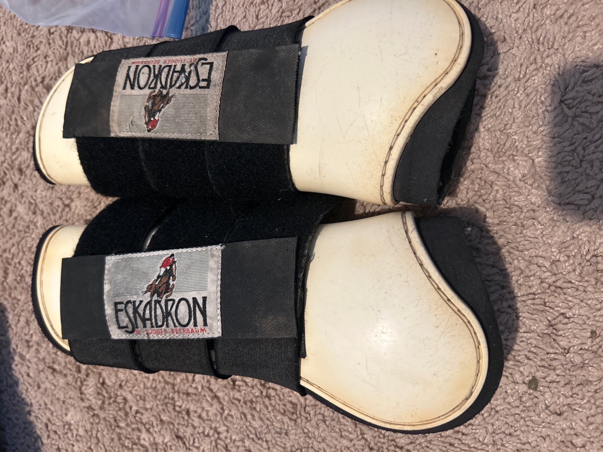 Eskradron brushing boots