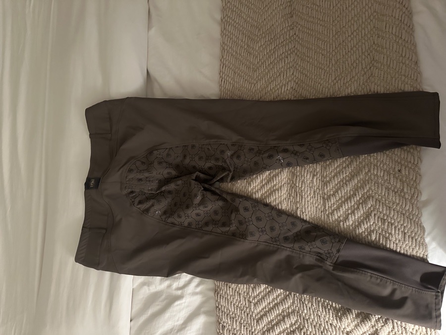 ROMFH: Evelyn 3-Button Full Grip Breech