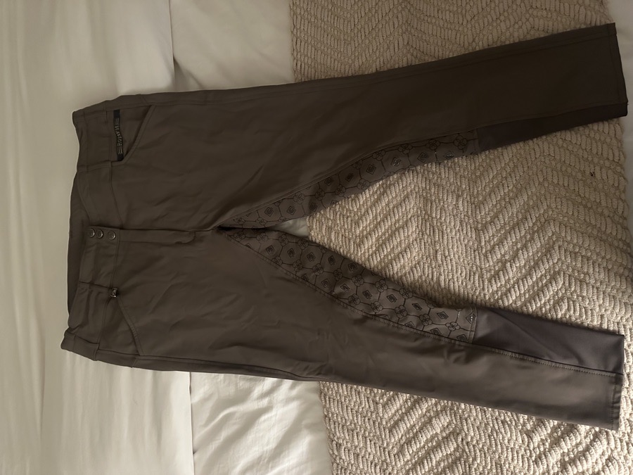 ROMFH: Evelyn 3-Button Full Grip Breech