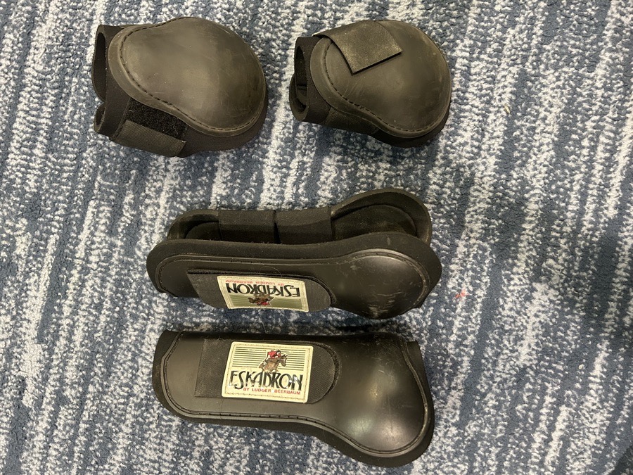 Eskadron open front and hind fetlock boots