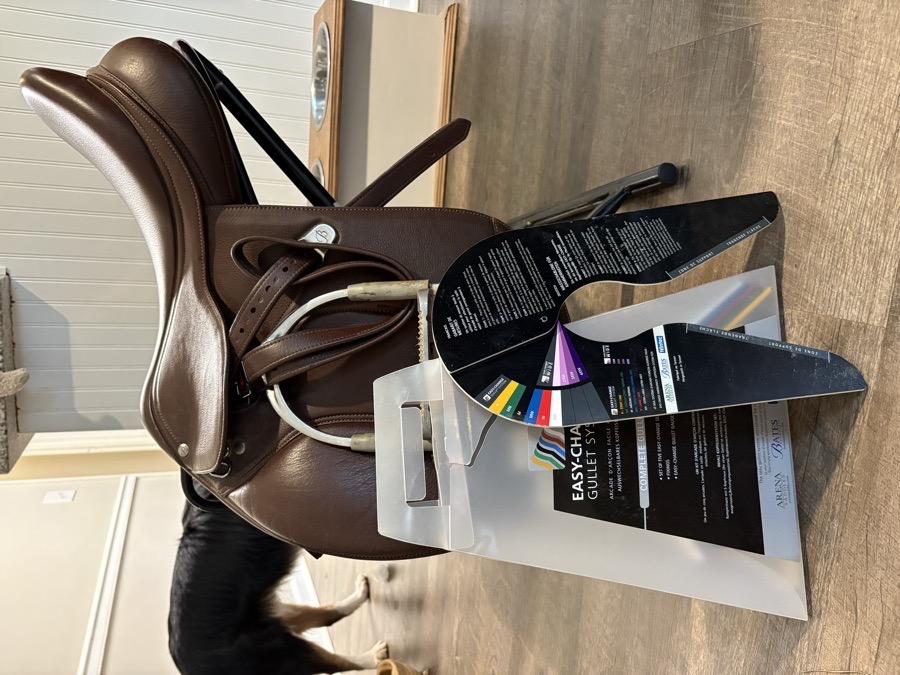 Bates Caprilli Close Contact Jump Saddle – Easy Change CAIR