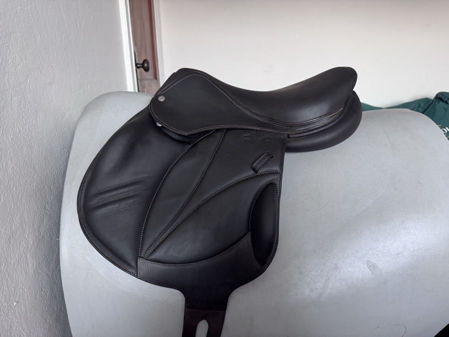 16.5” 2023 Voltaire Lexington PRO Monoflap Saddle - 1A - Full Buffalo