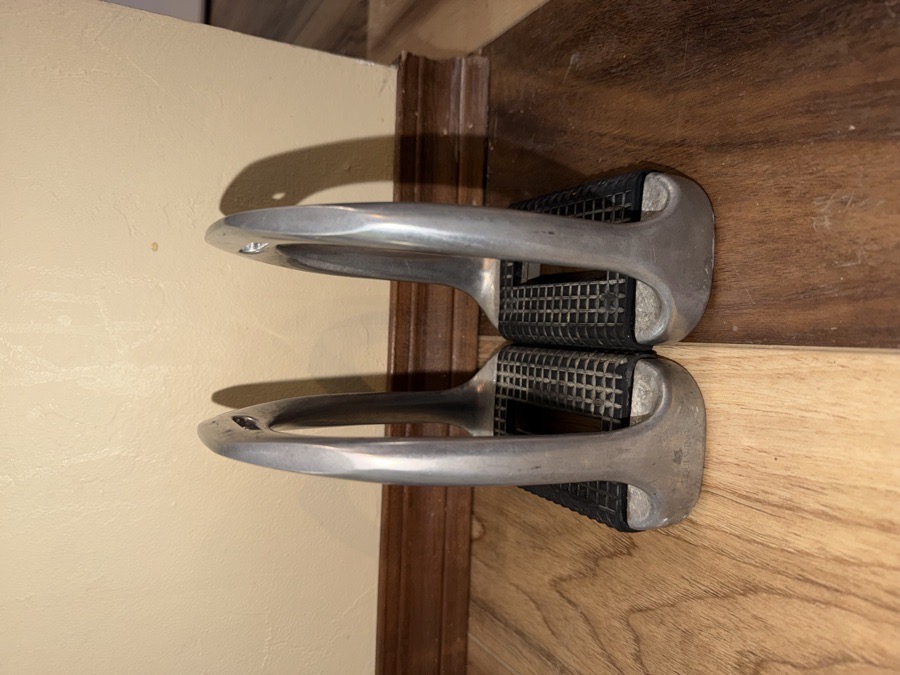 Equi wing wide tread stirrups