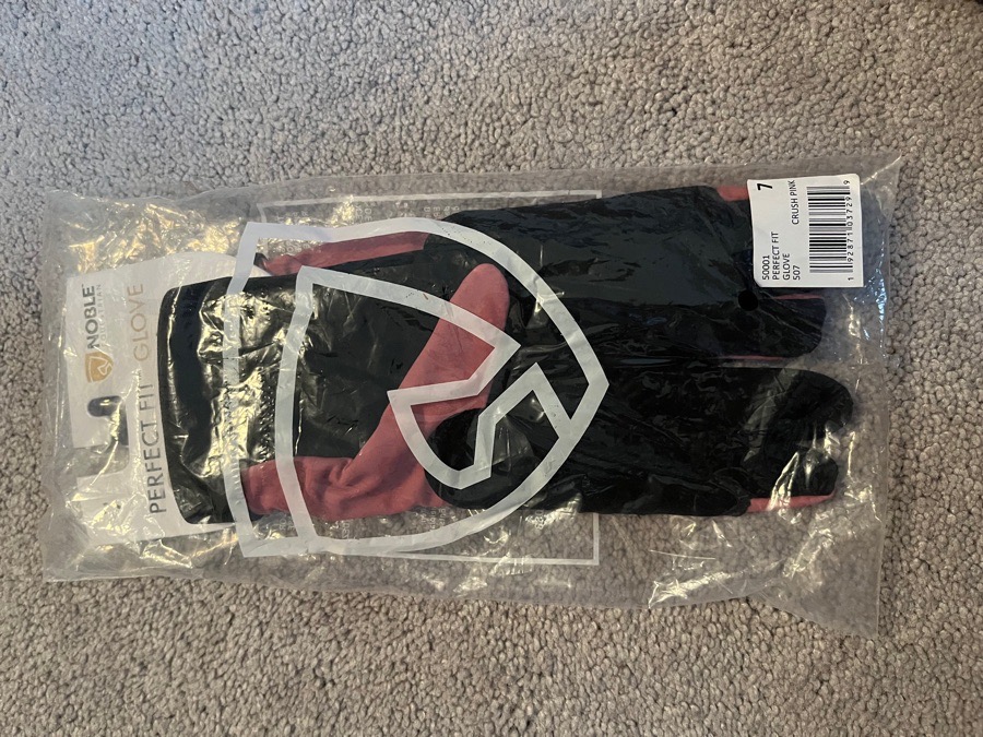 Noble equestrian gloves
