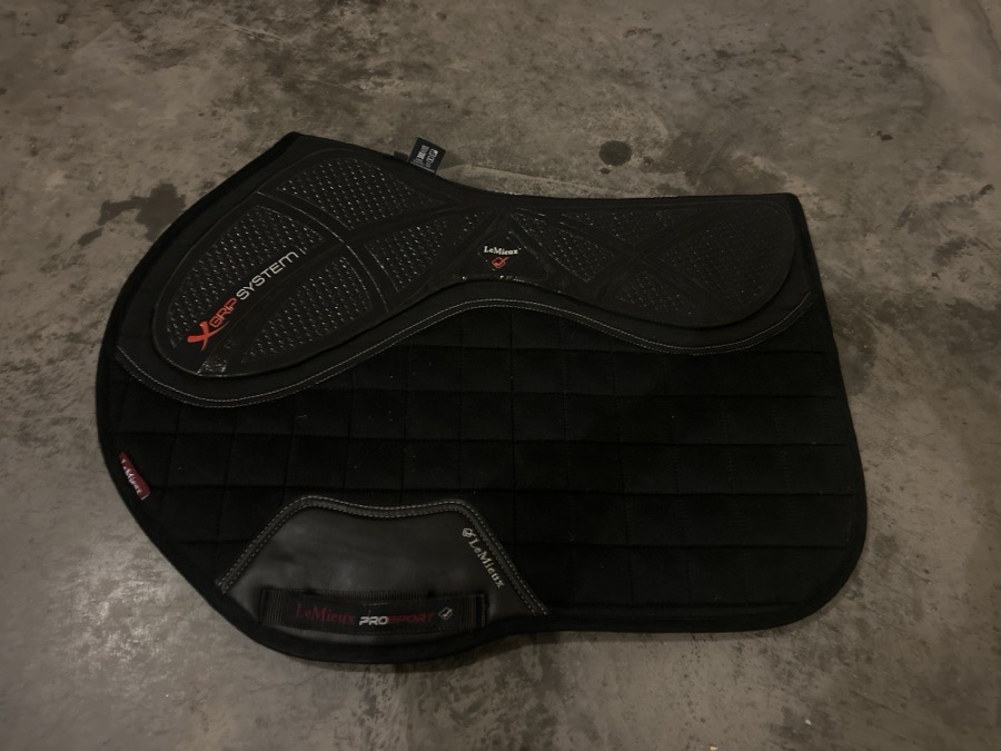 LeMiuex black saddlepad