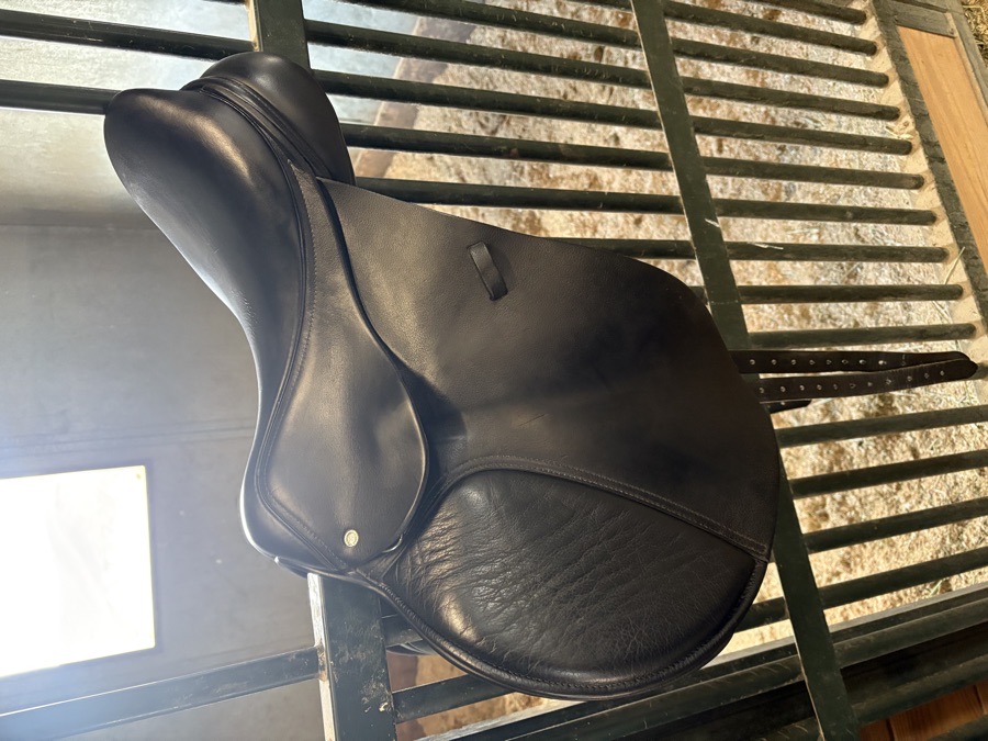 17.5″ Custom Saddlery Fleur De Lys *Wool Flocked*