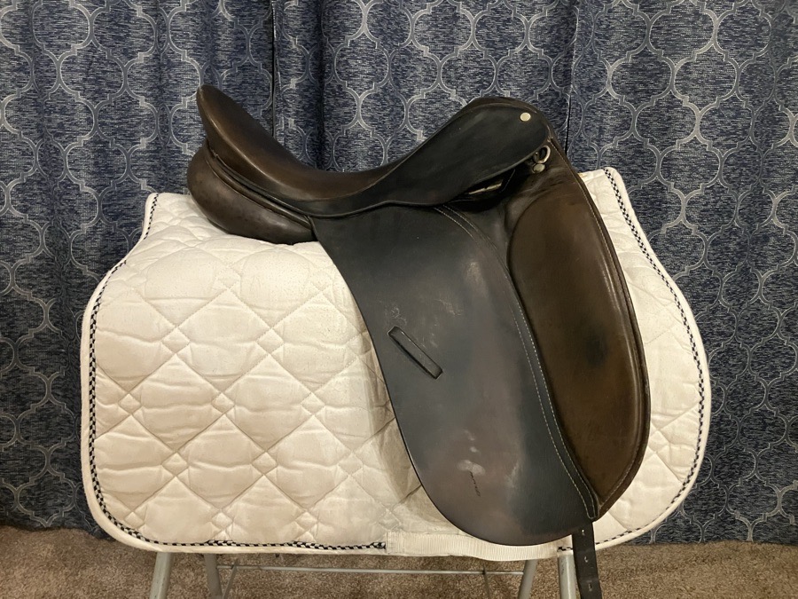 County competitor 16.5 seat no 4 (medium-wide) spring tree black dressage saddle