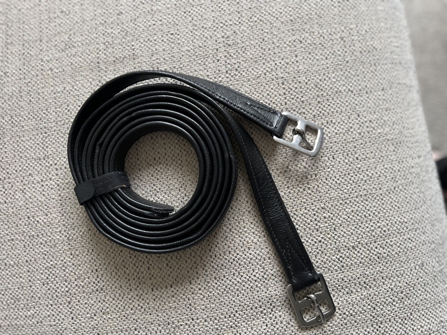 Dressage stirrup leathers