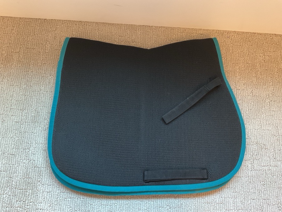 Mesh dressage saddle pad