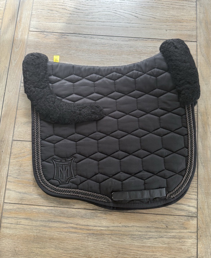 Mattes Black Saddle Pad with Genuine Sheepskin