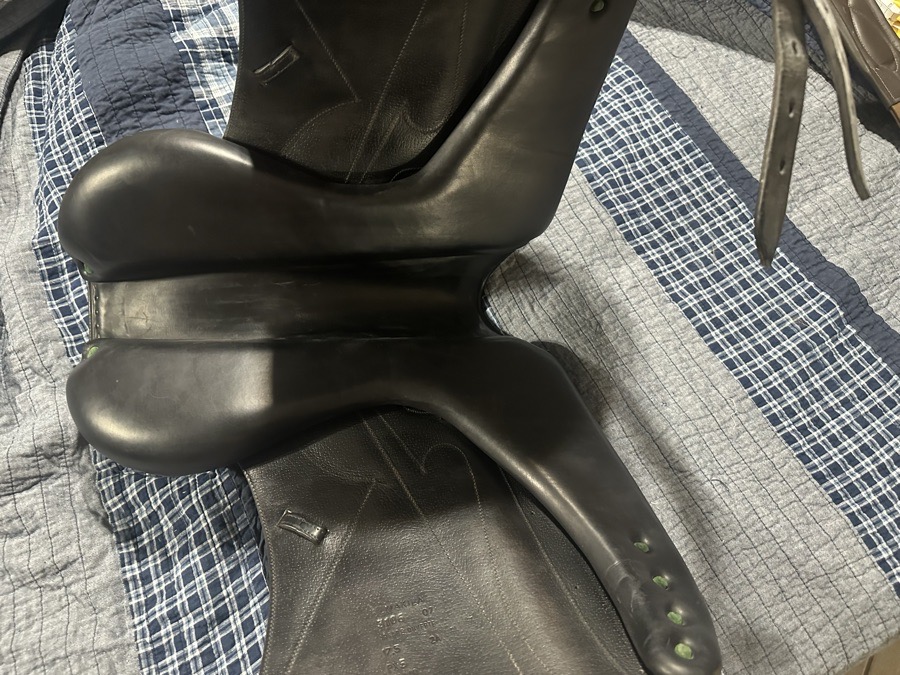 Devocoux dressage saddle AO tree 17.5”