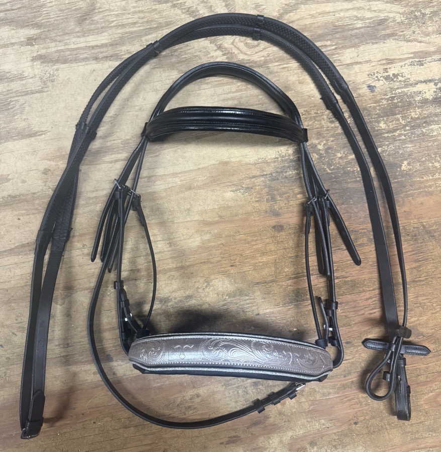 Cob bridle with statement noseband