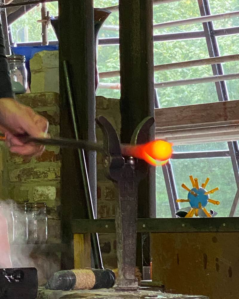 Glashütte Gernheim. Mit Glasbläser