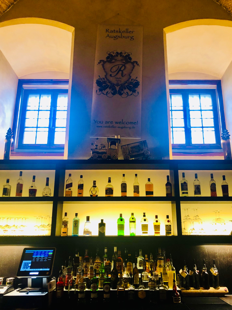 Drinks & Hausmannskost in uhrigem Ambiente