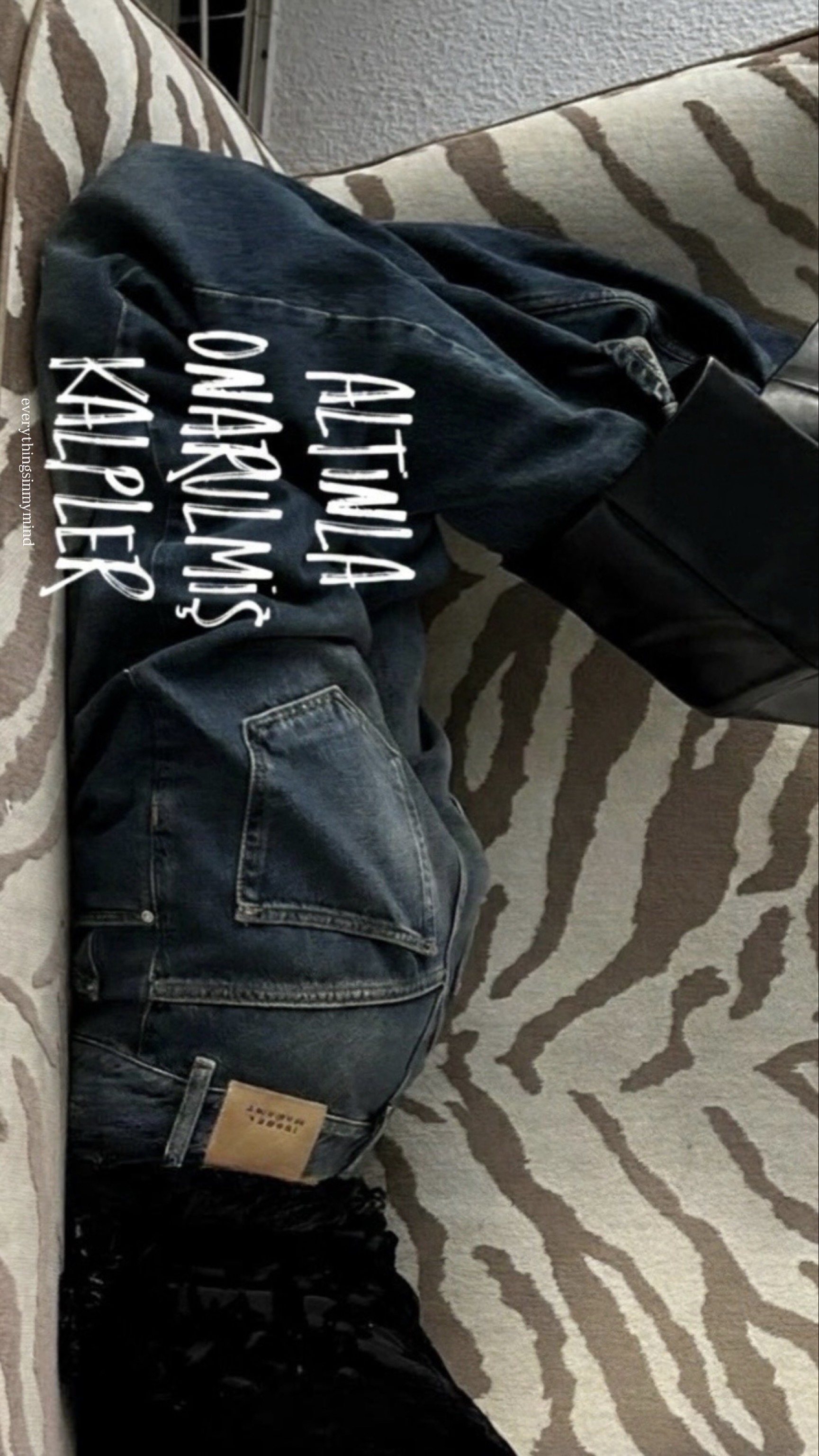 ALTINLA ONARILMIŞ KALPLER - Ked’ kitap kapağı