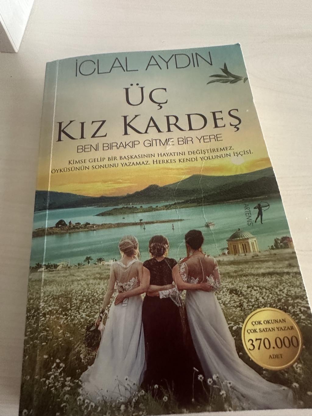 Üç kız kardeş – Merve Öz kitap kapağı
